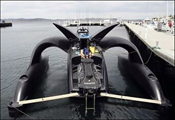 Японские китобои подбили судно защитников китов (15 фото + видео)