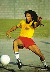 Боб Марли, играющий в футбол (13 фото)