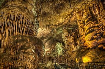 Сталактиты и сталагмиты в пещере Авшалом, Израиль