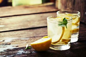 «Пей теплую воду с лимоном натощак, но! Не допускай этой губительной ошибки, ее делают многие пьющие…»