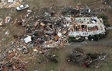 Последствия разрушительного торнадо в США (7 фото)