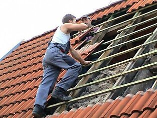 Как проводить ремонт крыши дачного дома
