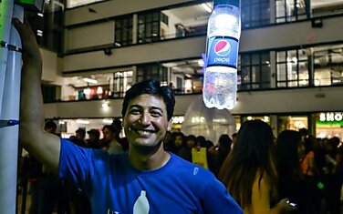 Изобретателя осенило, как освещать пластиковыми бутылками сёла без электричества
