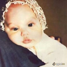 Анджелина Джоли - от ребенка к 35-летней красавице (27 фото)
