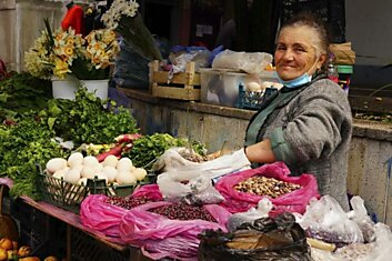 Вчера ходила на рынок и встретила там лесничиху тетю Машу, купила у нее кинзу и молодой чеснок, получился легкий весенний салатик