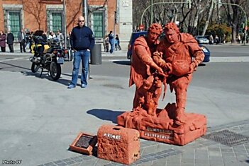 Живые статуи и скульптуры в Мадриде