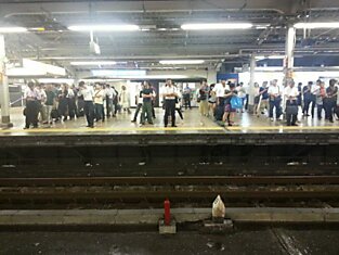Ожидание поезда метро в Японии