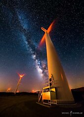 Ветрогенераторы фермы Окотилье, Калифорния на фоне шикарного вида Млечного Пути