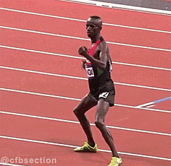 Кенийский бегун празднует победу на Олимпиаде