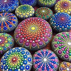 Художница рисует на камнях тысячи крошечных точек, создавая красочные мандалы