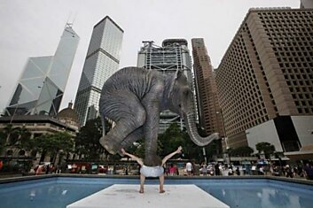 Гигантская скульптура в Гонконге