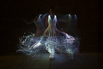 Светящееся платье от Натали Уолш