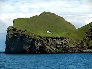 Крошечный домик на миниатюрном острове Эльдей близ Исландии
