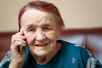 Заботливый внук купил бабушке телефон, которым можно расчищать сугробы