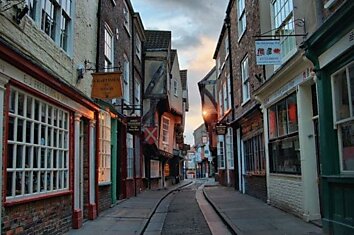 Старая средневековая улица Шемблс