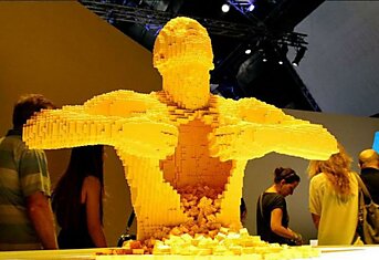 Выставка скульптур из Lego