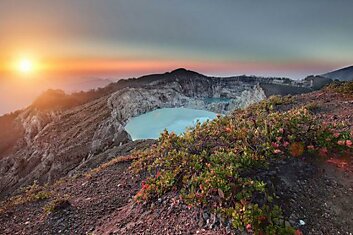 Уникальные трехцветные озера в кратере вулкана Келимуту