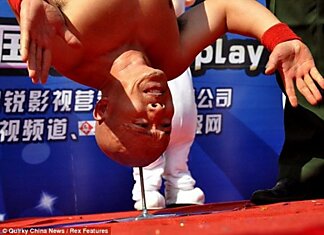 Каскадер Ли Синь из Китая простоял на голове 10 секунд на шипе