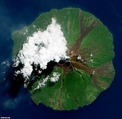 Извержение вулкана - вид из космоса