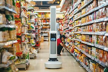 Робот-мерчендайзер следит за выкладкой товаров на полках супермаркетов