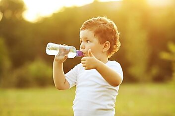 Сколько воды нужно выпивать в день в зависимости от веса