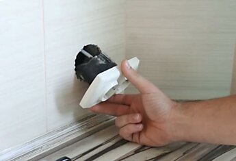 Как починить розетку, постоянно выпадающую из стены