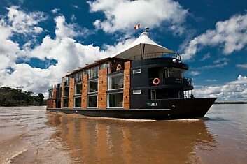 Плавающий отель в Перу