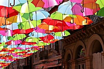 Инсталляция Umbrella Sky