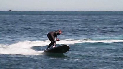 Электрическая доска для сёрфинга позволит кататься даже без волн