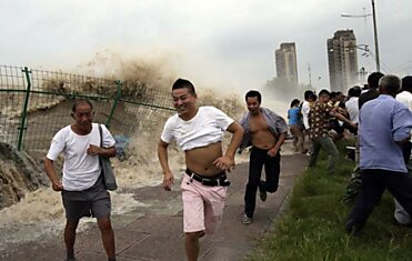 Китайцев смыло волной (9 фотографий)