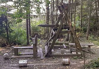 Самодельный тренажерный зал в лесу