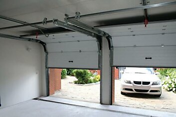 Секционные ворота для гаража: монтаж своими руками