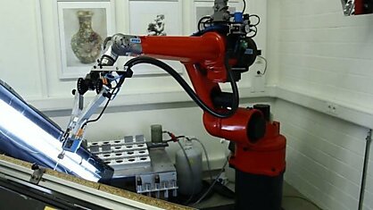 Создан уникальный робот, который пишет настоящие картины