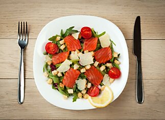 Салат с копченым лососем: два разных рецепта