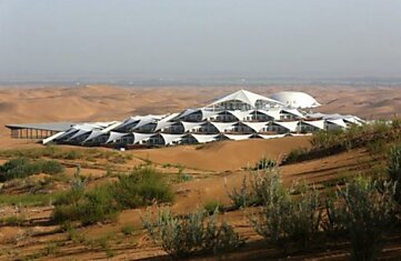Необычная гостиница посреди пустыни