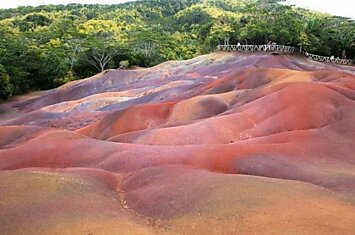 Сюрреализм от природы: песчаные дюны всех цветов радуги на острове Маврикия