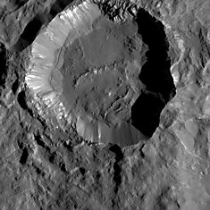 Зонд Dawn прислал детальные снимки кратеров Цереры