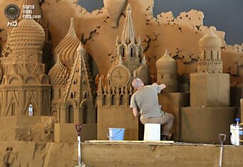Подготовка к выставке скульптур из песка о России