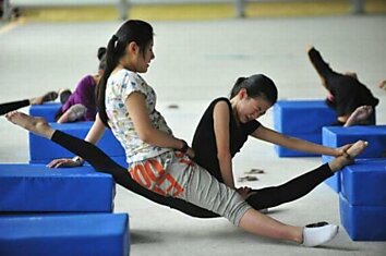 Тренировки гимнастов в Китае