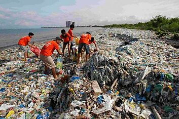 Остров Ява накрыли волны мусора