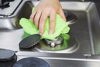 Почему важно накрывать плиту влажными полотенцами