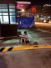 Мальчика заметили, когда он делал уроки при свете от «Макдоналдса». Это перевернуло всю его жизнь