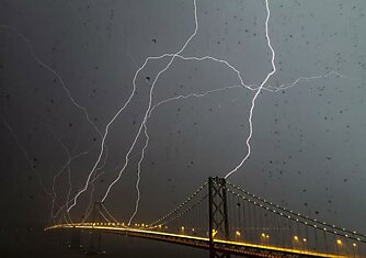 Молния с восемью “хвостами”, бьющая в мост в Калифорнии Сан-Франциско – Окленд-Бей.