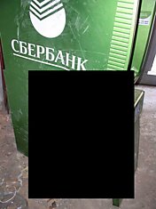 Человек с топором против банкоматов (6 фото)