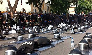 Тайская полиция с народом