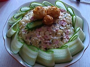 Салат оливье с мясом и свежими огурцами