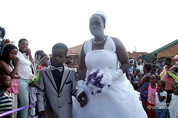 8-летний мальчик женился на 61-летней матери пятерых детей 11.03.2013