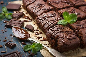 Рецепт шоколадного торта с орехами и сухофруктами