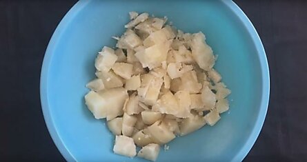 Бесподобно вкусный салат из картофеля, который с легкостью может заменить сытный ужин!