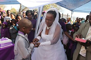 Девятилетний мальчик дважды женился на женщине на 53 года старше его